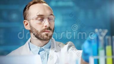 在现代实验室工作时戴眼镜和手套的中等特写<strong>男科</strong>学家
